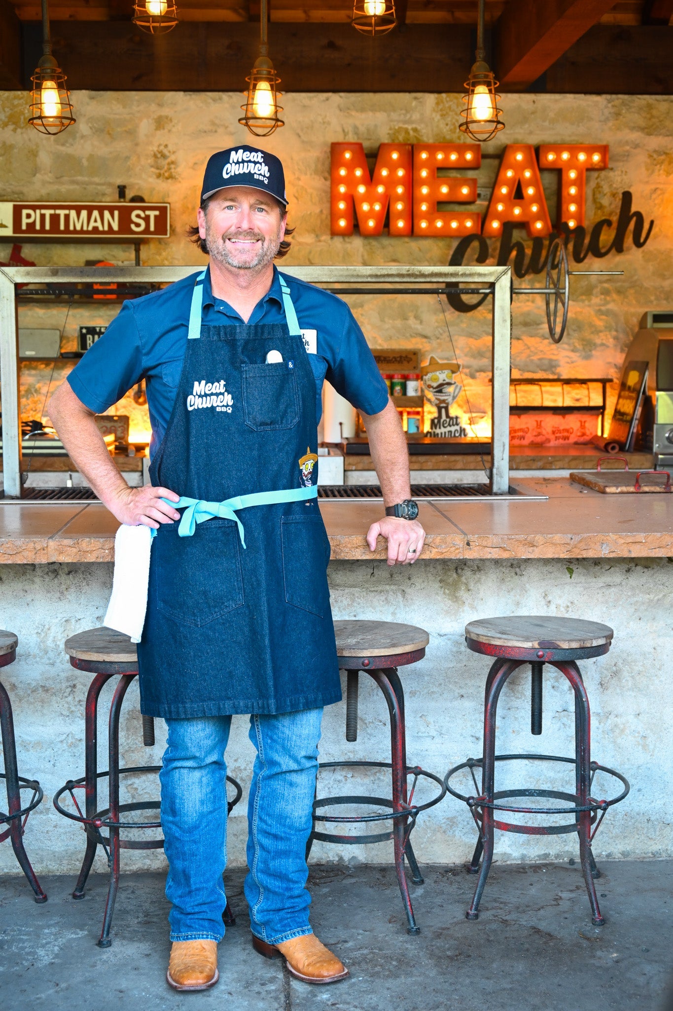 hedley-and-bennett-meat-church-apron-navy-r3 NAVY_H_B_APRON_LIFESTYLE_OUTDOOR_KITCHEN_TIED.jpg
